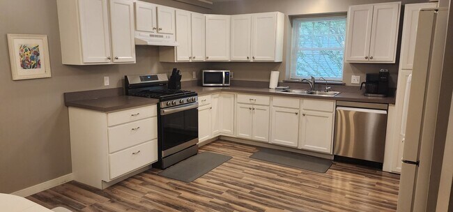 Foto del edificio - Monthly Furnished Rental, Dog-Friendly, Utilities Included