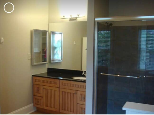Full bath - 832 Hollins St