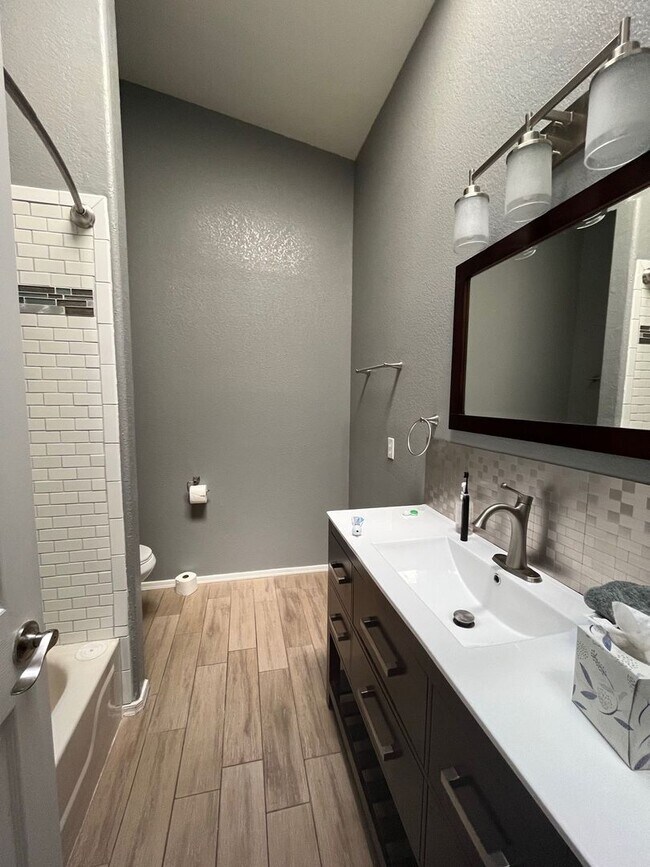 Foto del edificio - 3 bedroom home with solar in highly desirable location