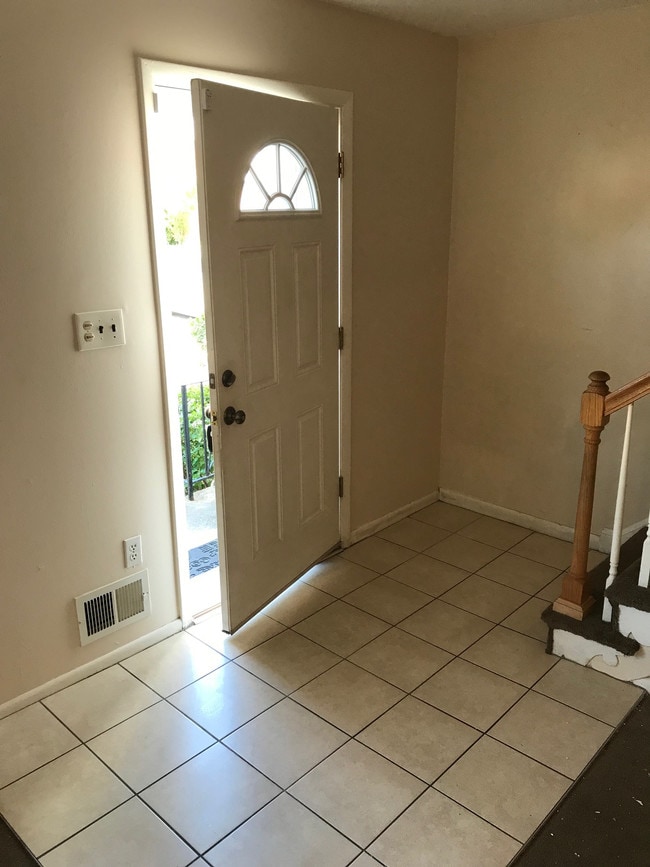 Building Photo - 5138 Clacton Ave