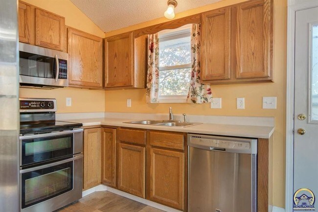 Building Photo - 3 BR 3 Bath - Washburn Rural District