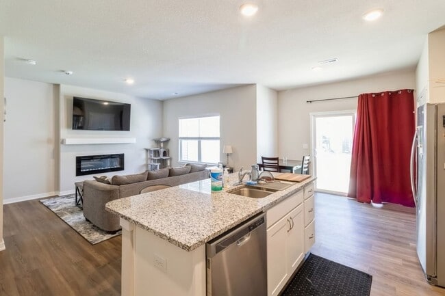 Building Photo - PRIVATE POOL & CLUBHOUSE!! 3 Bedroom, 2.5 Bathroom Townhome in Ankeny!