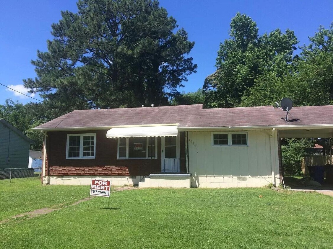 Primary Photo - 3 Bed 2 Bath New Carpet