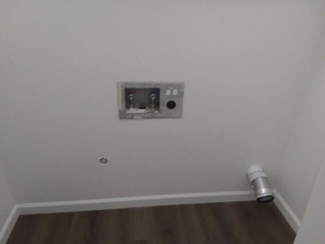 Foto del edificio - 2 bed 2 bath w/carport, Great location off...