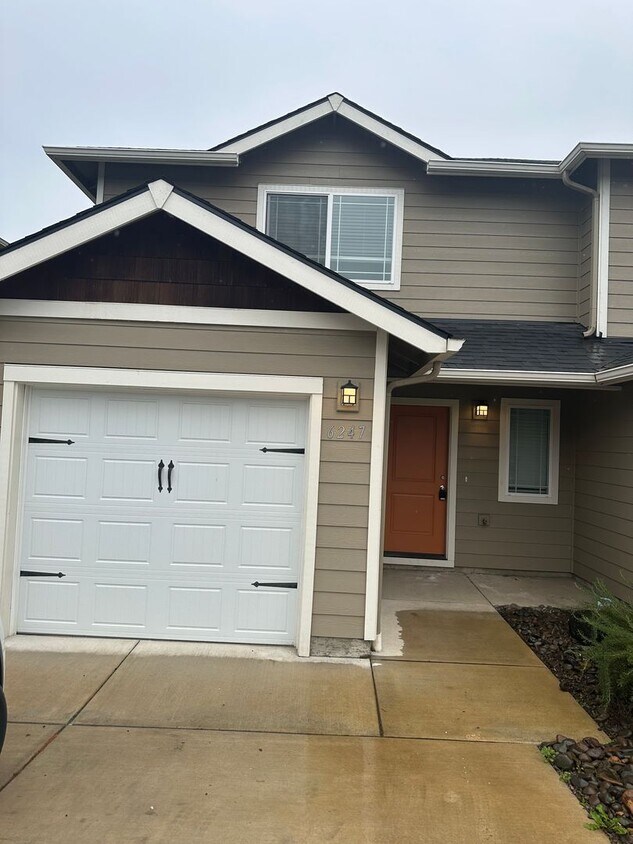 Foto principal - Available now! 3 bedroom ~ 2.5 Bathroom st...