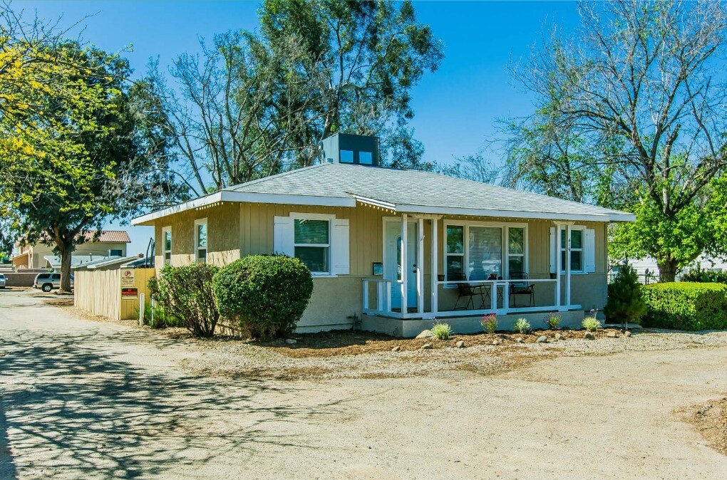 Primary Photo - 419-423 W County Line Rd