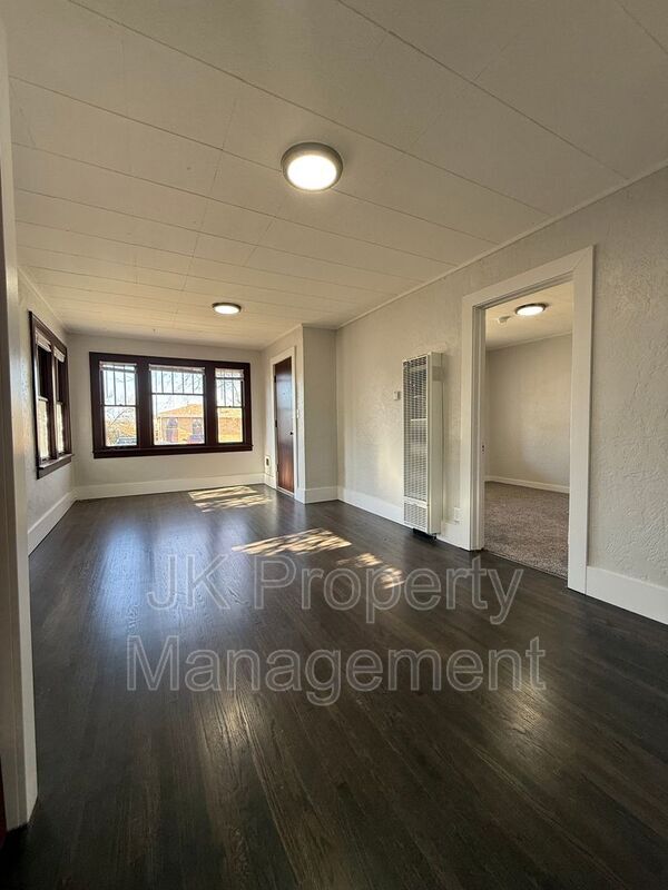 Building Photo - 1016 8th Ave S