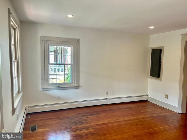 Foto del edificio - 1327 W Strasburg Rd