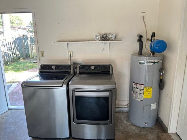 Building Photo - 1423 Mixon Dr