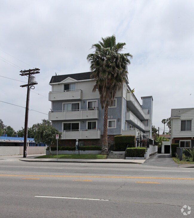 Whitsett Plaza Apartments North Hollywood, CA