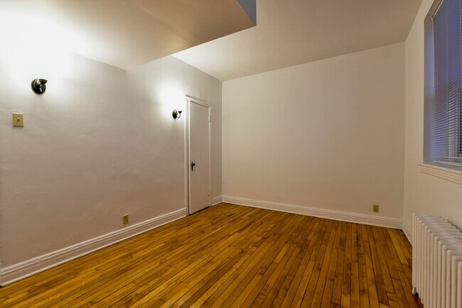 Building Photo - 6210 Avenue Deacon 6210 Chemin Deacon