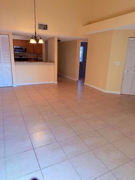 Building Photo - 1040 Lake Shore Dr