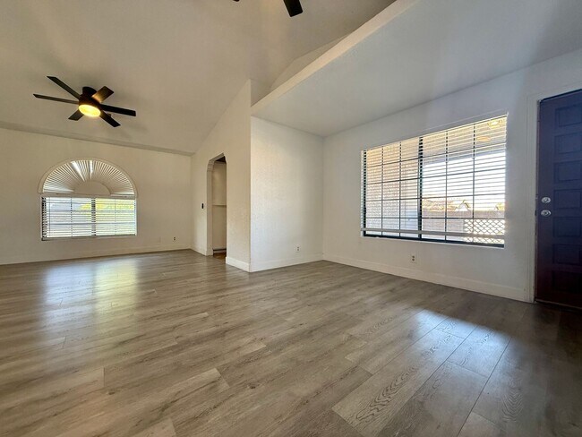 Foto del edificio - 2 BEDROOM CONDO WITH 2 BALCONIES, RIGHT NEXT TO THE POOL, MINUTES FROM THE STRIP