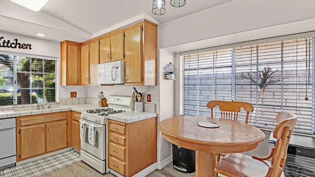 Foto del edificio - Your Summer Oasis Awaits – Charming Home with Pool!