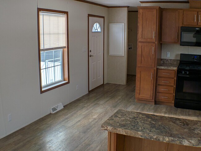 Foto del edificio - 8 Matthew Dr