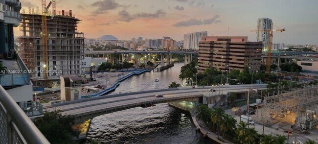 Foto del edificio - 690 SW 1st Ct