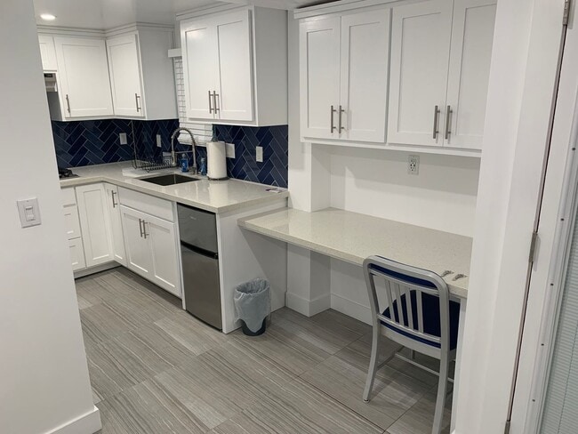 Building Photo - Modern Studio W/ patio