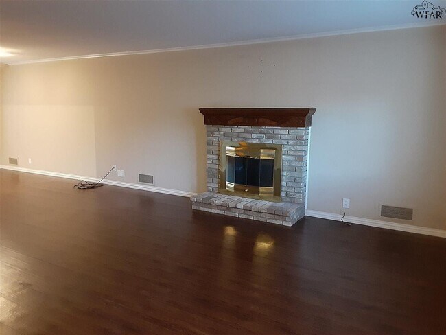 Foto del edificio - 2413 Lou Ln
