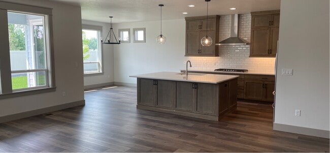 Building Photo - 2135 N Klemmer Ave