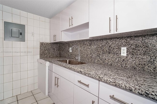 Building Photo - 13455 NE 10th Ave