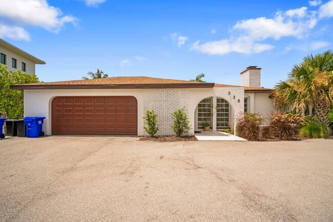 Building Photo - Annual Pool Home in The Moorings!