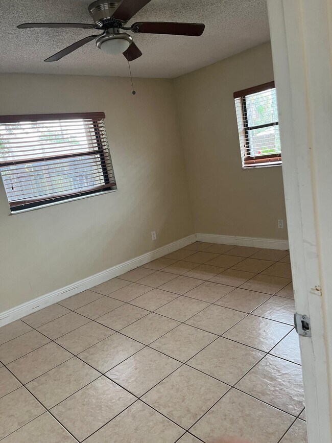 Foto del edificio - 6131 SW 42nd Pl