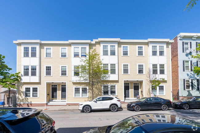 390 W 2nd Street se encuentra en el sur de Boston. - Copley Townhomes