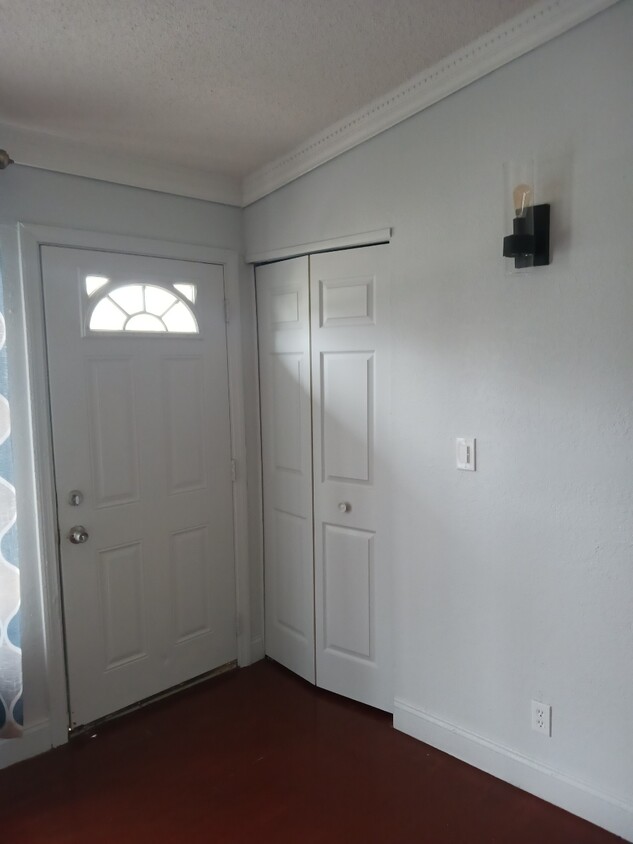 Foto principal - 6235 Natchez Dr