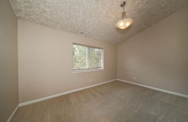 Foto del edificio - 4bd/2.5ba House with Washer/Dryer & Fully Fenced Yard!