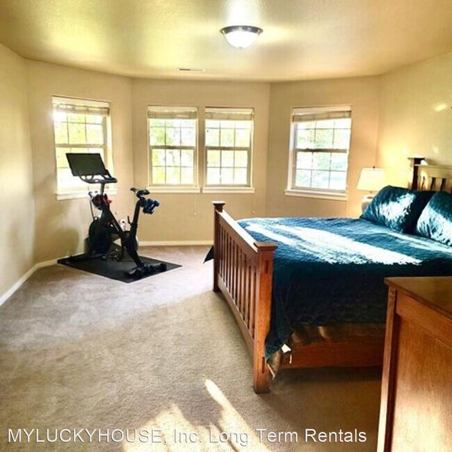 Building Photo - 4 br, 3 bath House - 134 NE Telima Lane