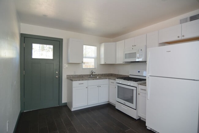 Building Photo - Remodeled 2 Bedroom 1 Bath Duplex! Great Central Tucson Location!