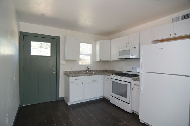 Foto del edificio - Remodeled 2 Bedroom 1 Bath Duplex! Great Central Tucson Location!