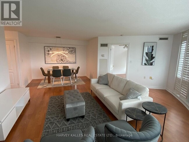 Photo du bâtiment - 3830-3830 Bathurst St