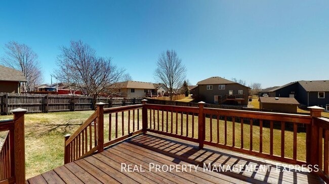 Foto del edificio - Beautiful 4 Bed 3.5 Bath House with 3-stall attached garage and fenced backyard on West side