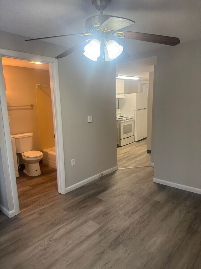 Foto del edificio - One Bedroom Unit--Southwick Ma