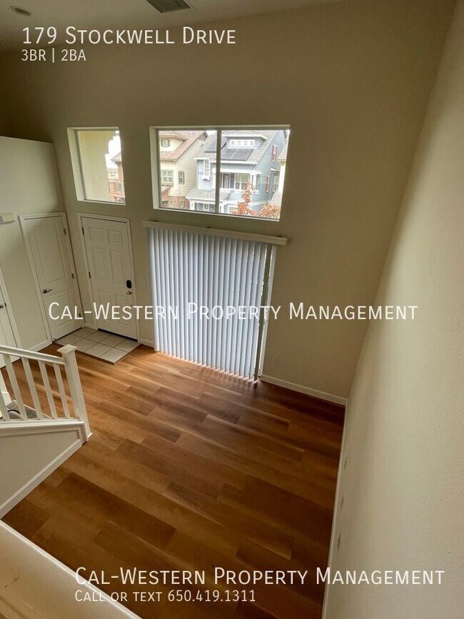 Building Photo - Great Location Spacious 3 Bedroom Townhous...