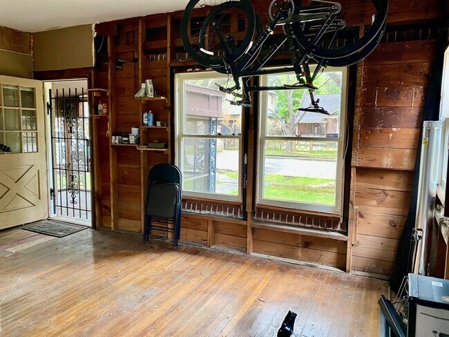 Building Photo - 714 Peden St