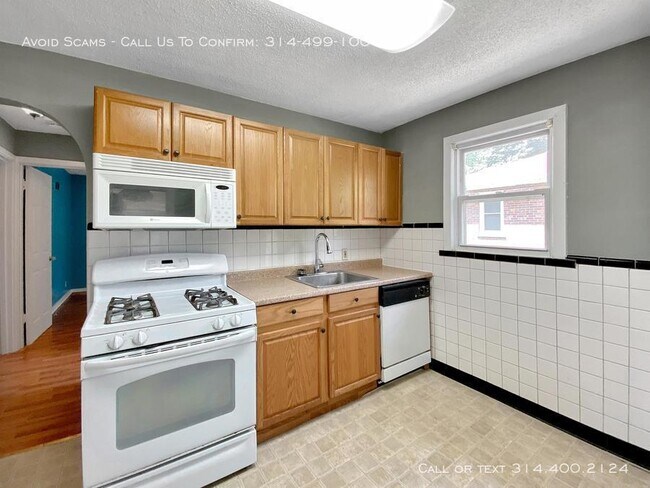 Building Photo - 8912 Bobb Ave