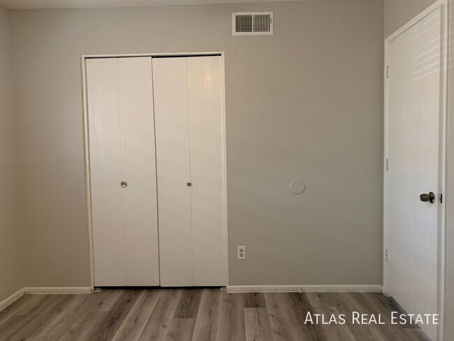 Building Photo - 2014 N Hunt Cir