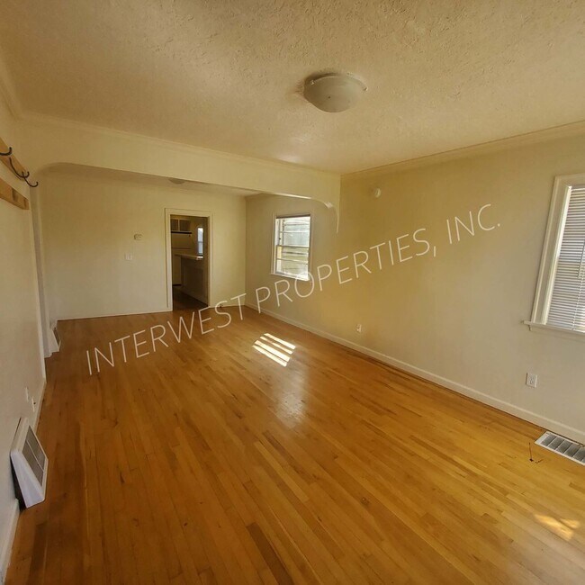 Foto del edificio - SPACIOUS & CHARMING 3BED+BONUS W/ HARDWOOD...