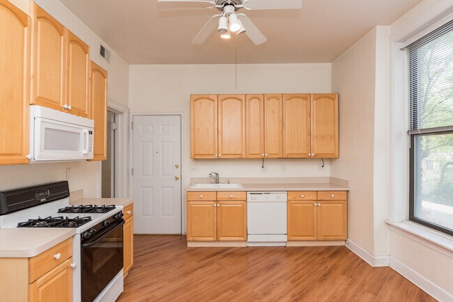 Building Photo - 1101 N Marshfield Ave