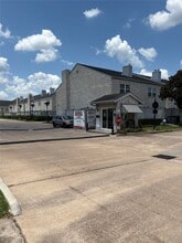 Building Photo - 622 Wilcrest Dr