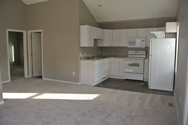 Building Photo - 2 Bedroom House!