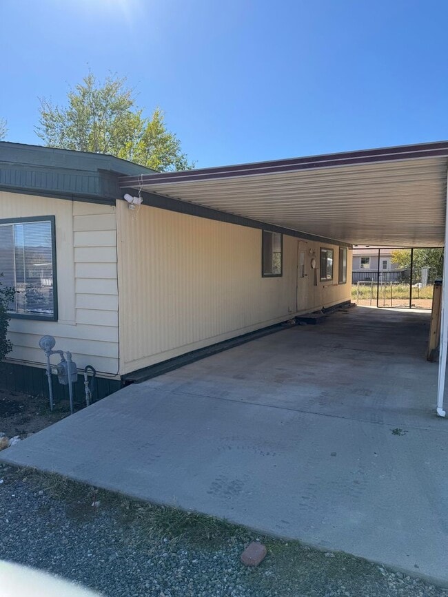 Building Photo - 3 bedroom 2 bath home in quiet neighborhood