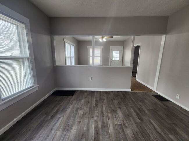 Foto del edificio - Charming 3-bedroom, 1-bath home with a bright living space, spacious bedrooms, and an easy-to-mai...