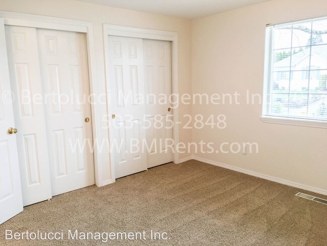 Foto del edificio - 1531 Canary Ct NE