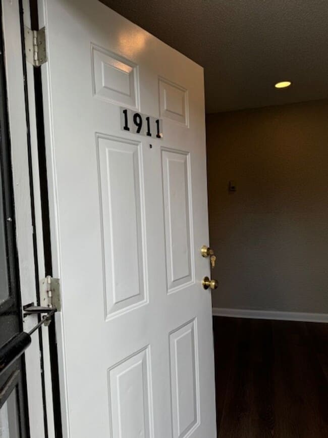 Building Photo - Newly Renovated Unit!