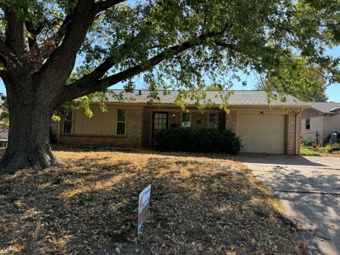 Primary Photo - Adorable 3 bed, 1 and a half bath house in...