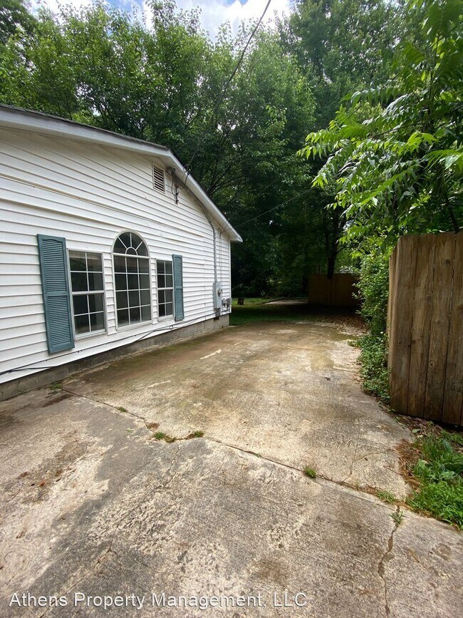 Foto del edificio - 3 br, 1.5 bath House - 108 Cooper Rd