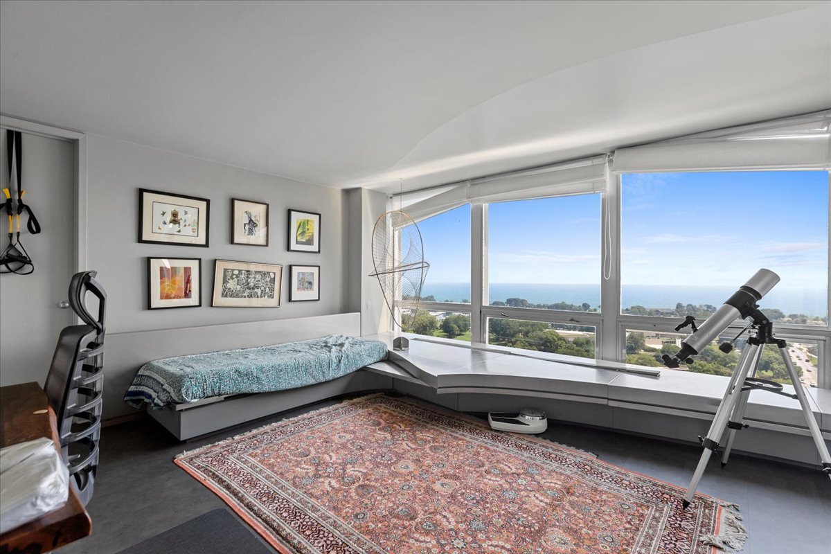 Foto principal - 2400 N Lakeview Ave